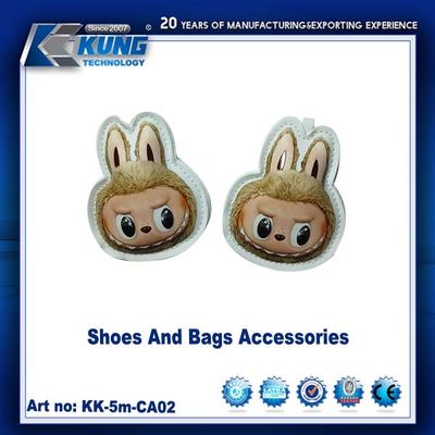 Accesorios de zapatos y bolsos colgados en bolsas como decoración de moda para uso diario o viajes deportivos